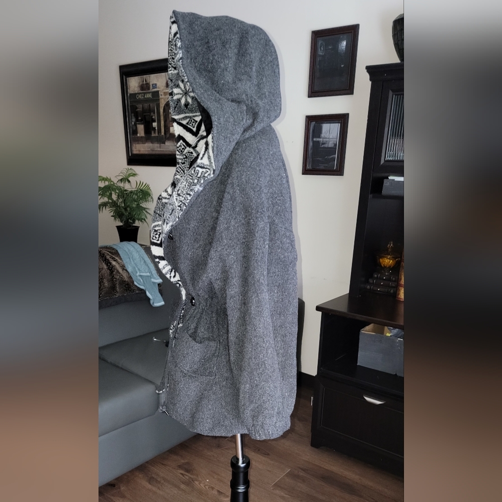 Sinched waist. Oversized hood. - Picture 5 of 14